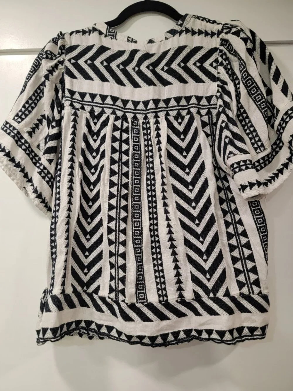 Old Navy Bohemian Split V-Neck Flutter Sleeve Top Size Medium - Picture 3 of 5